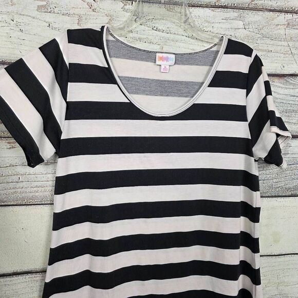 LuLaRoe Classic Tee M Black White Striped Hi Low Top - Picture 2 of 5